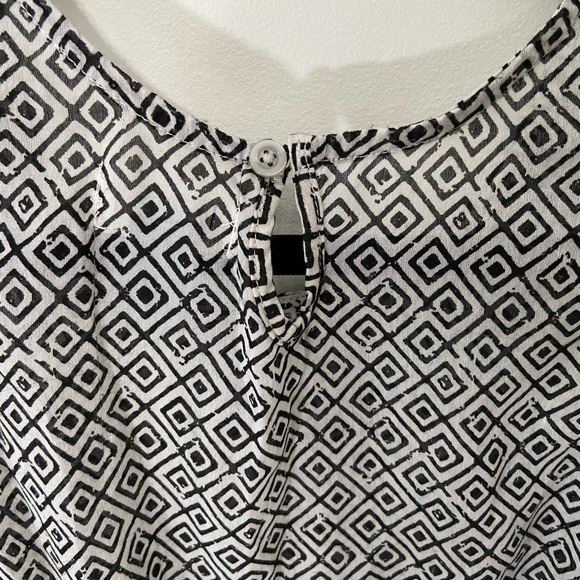 Old Navy Light & Relaxed, Sheer tank top - Youth XL (14) - Picture 4 of 6